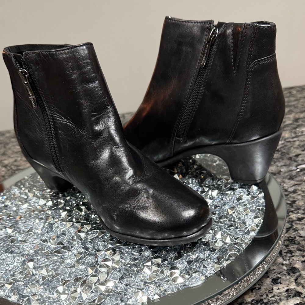 Easy Spirit leather Black Ankle Booties New 7.5W - Picture 5 of 10